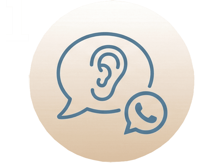 Oreja perfilada dentro de una burbuja de diálogo con un icono de teléfono en una burbuja de diálogo más pequeña, sobre un fondo circular beige: ideal para representar la comunicación en un centro de estética en Móstoles.